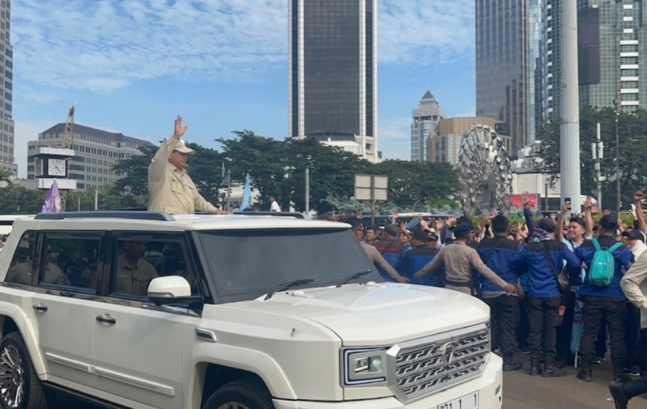 Prabowo Sambangi Peringatan May Day di Monas, Bersalaman dan Berdialog dengan Massa Buruh